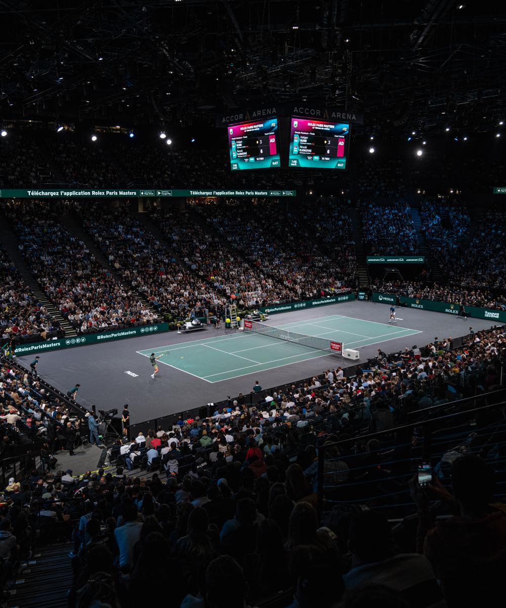 Vue sur le court de tennis pendant un match au Masters 1000 de Paris Bercy