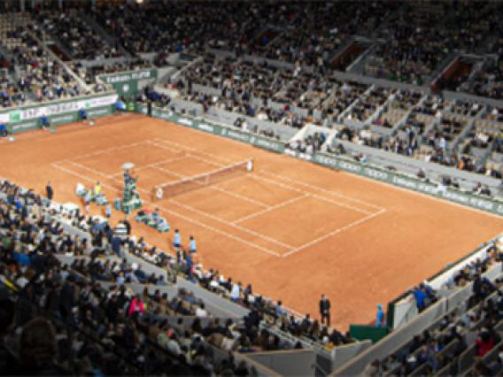 Vue sur le Court Philippe-Chartier de nuit pendant une session Roland Garros de soirée