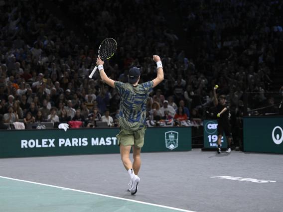 Un joueur de tennis victorieux de dos au Masters 1000 de Paris Bercy