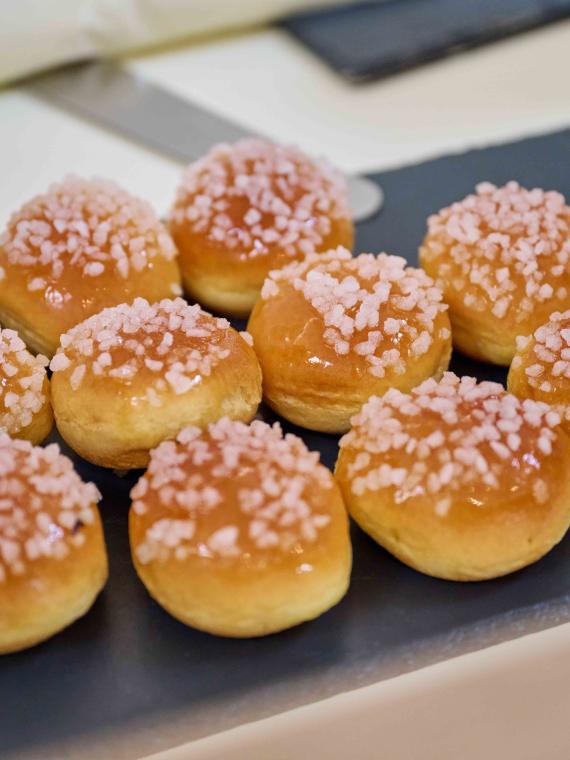 Des desserts servis à l'espace hospitalité VIP Salon Ferveur au Stade de France