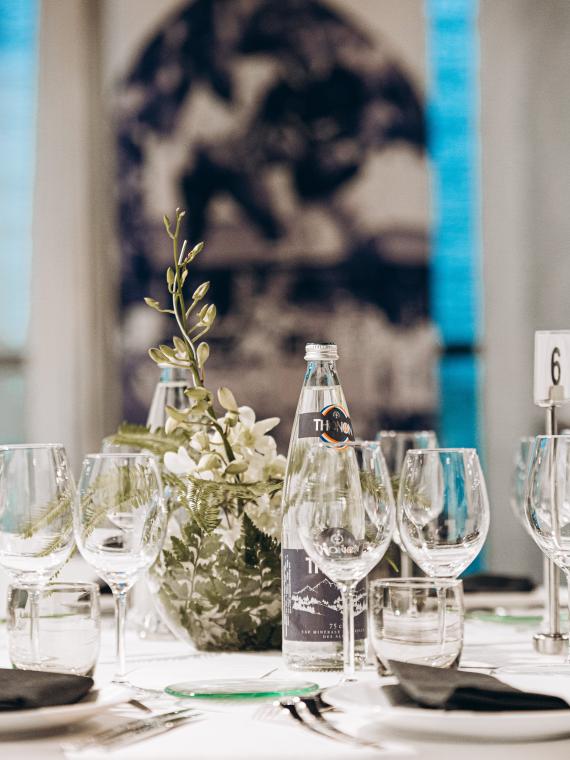 Table dressée de l'espace hospitalité Salon Etoile du Stade de France