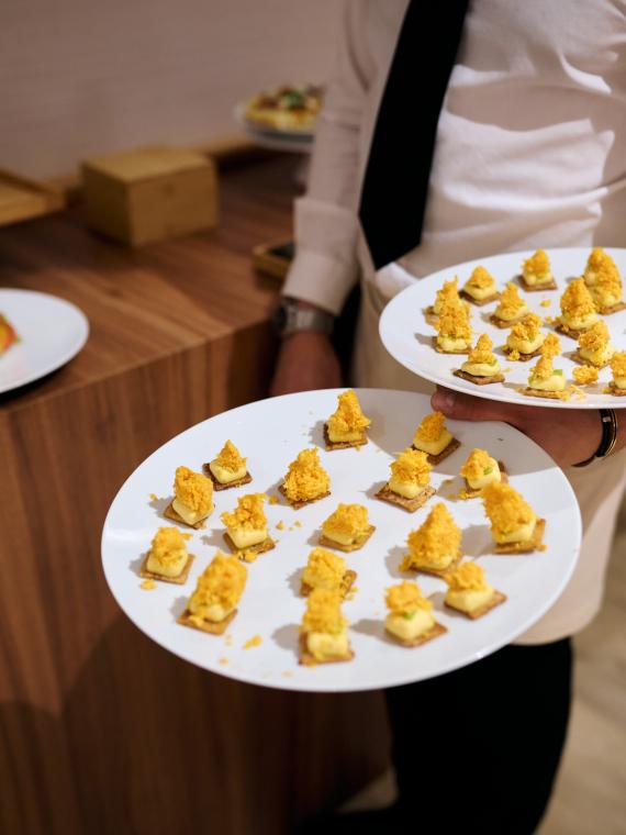 Des petits fours servis à l'espace hospitalité VIP Salon Ferveur au Stade de France