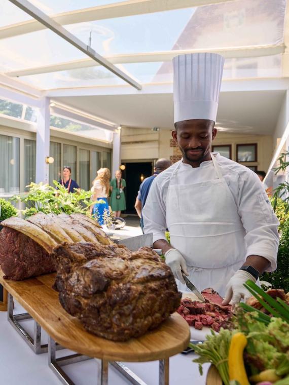 Un chef cuisiner propose de délicieuses pièces de viande au Pavillon Roland-Garros