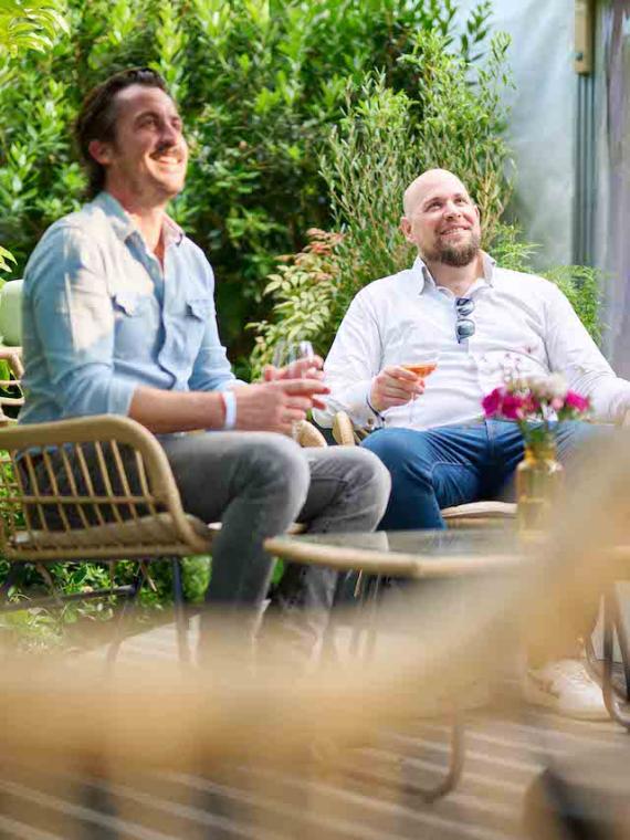 Two guests enjoy the terrace and garden of the Roland-Garros Pavillon