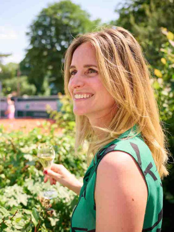 Smiling guest enjoying a Sodexo Live Hospitality experience at the Roland-Garros Pavillon