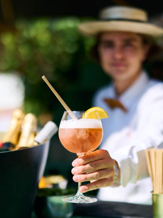 Fruity cocktail served by a host in the Mezzanine area of ​​Roland-Garros