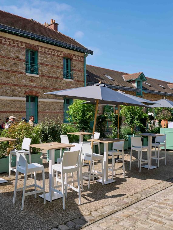 La terrasse et le salon de jardin à l'extérieur de l'Orangerie pendant Roland-Garros