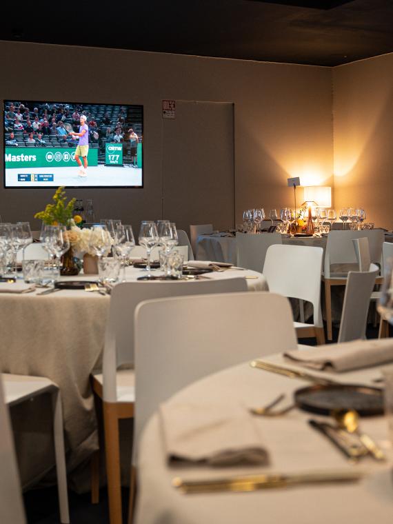 Les tables VIP hospitalités et l'écran du Lounge & Master Club Rolex Paris Masters