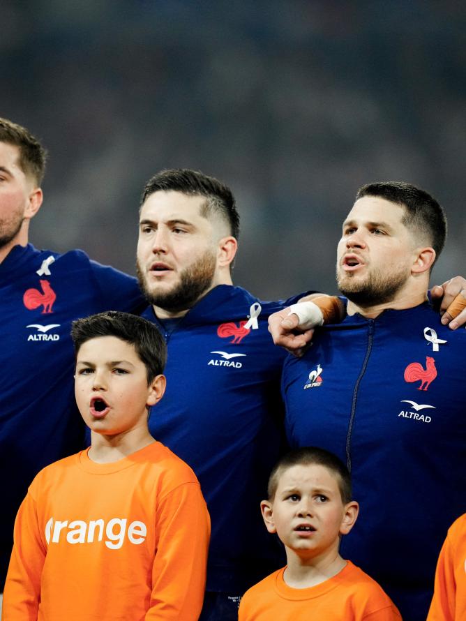 Joueurs de l'équipe de France de rugby qui chantent la marseillaise