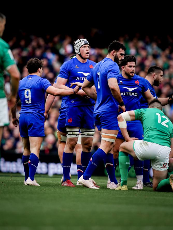 Les joueurs de rugby de l'équipe de France contre l'Irlande sur le terrain