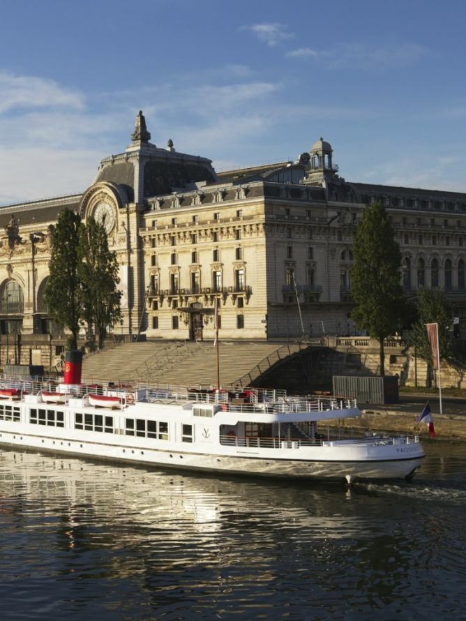 A Paris yacht from Yachts de Paris and its privatized lounges on the Seine