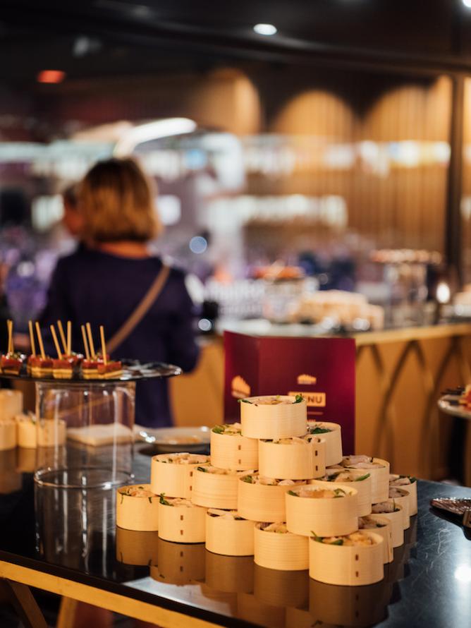 Buffet haut de gamme Lenôtre dans une loge VIP pendant un concert à Paris La Défense Arena